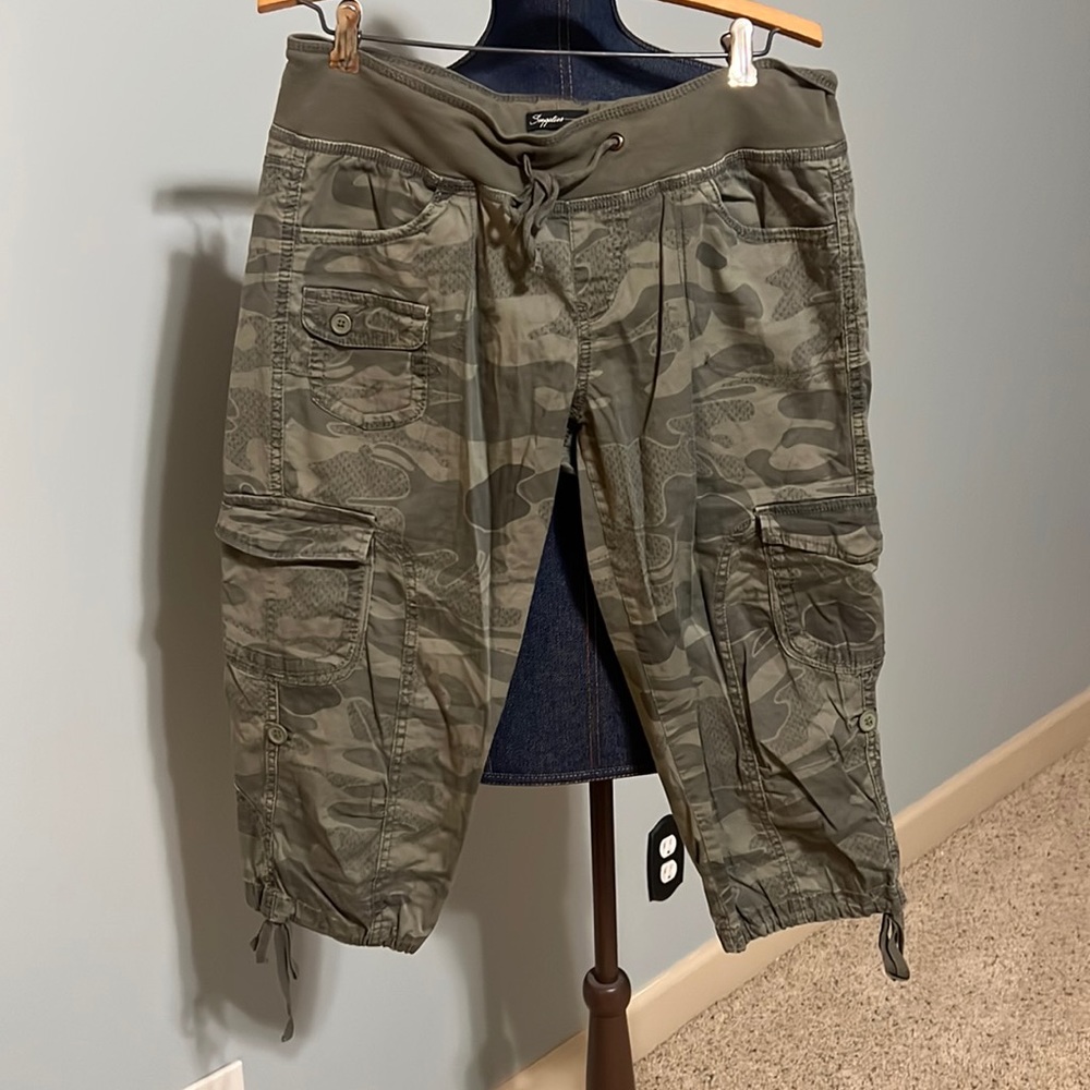 Supplies cropped cargo camo pants.